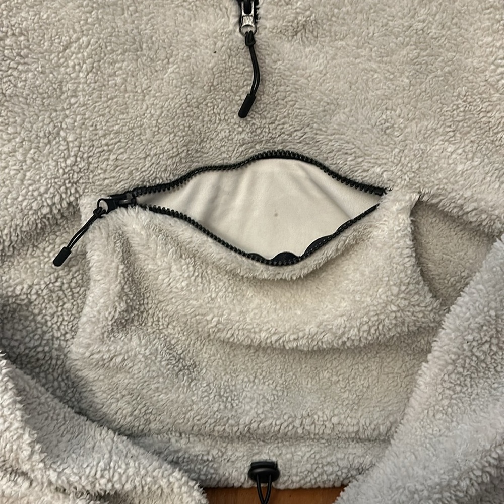 Fleece pullover with pockets! - Picture 4 of 4